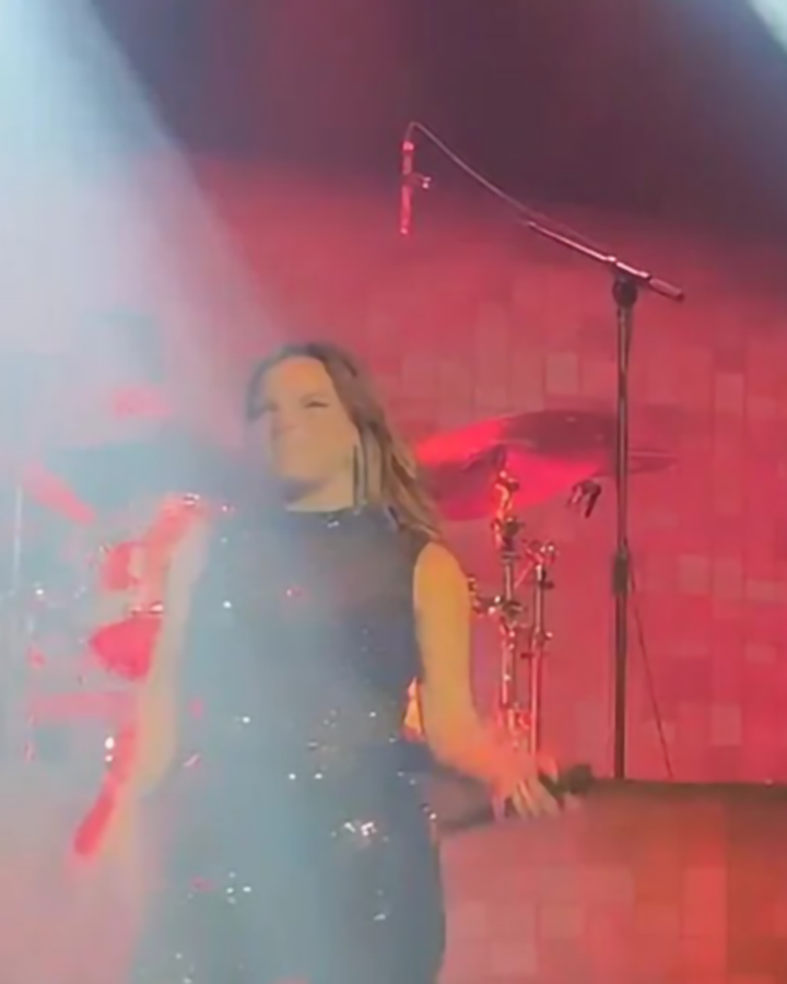 Man-singing-with-band-in-background