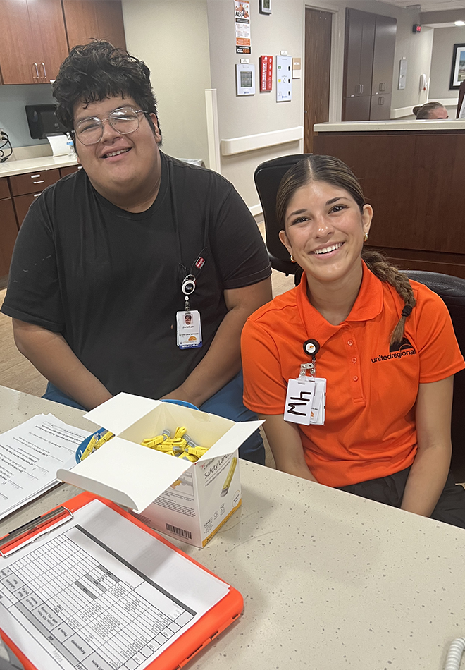 Student-Volunteen-at-nurses-station Student-Volunteen-at-nurses-station